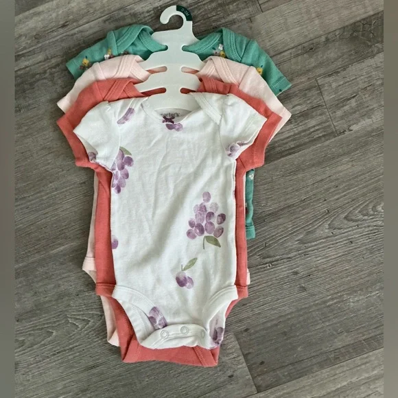Carter's set of 4 baby girl's 0-3 months short-sleeve onesies - Picture 1 of 5